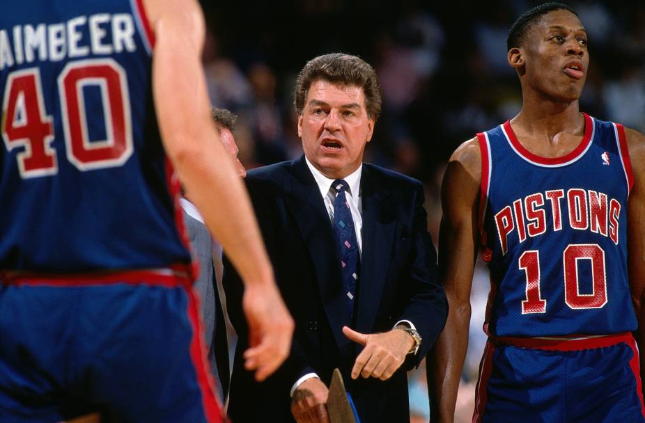 1985: Chuck Daly, head coach dei Pistons, prova a catechizzare Dennis Rodman accanto a lui